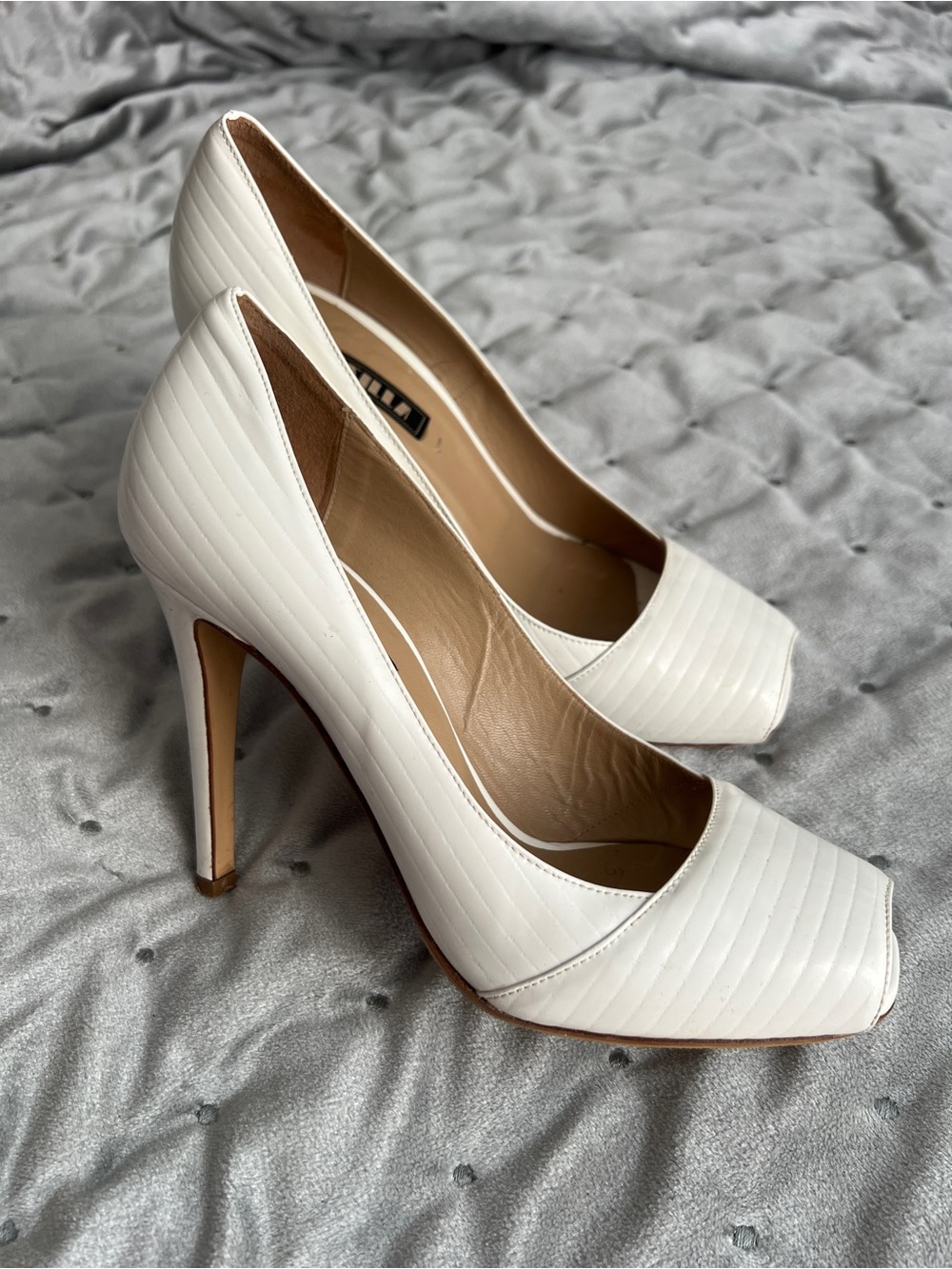 Le Silla White Pumps Wedding Bridal Formal Elegant Classic Luxury Dress Shoes
